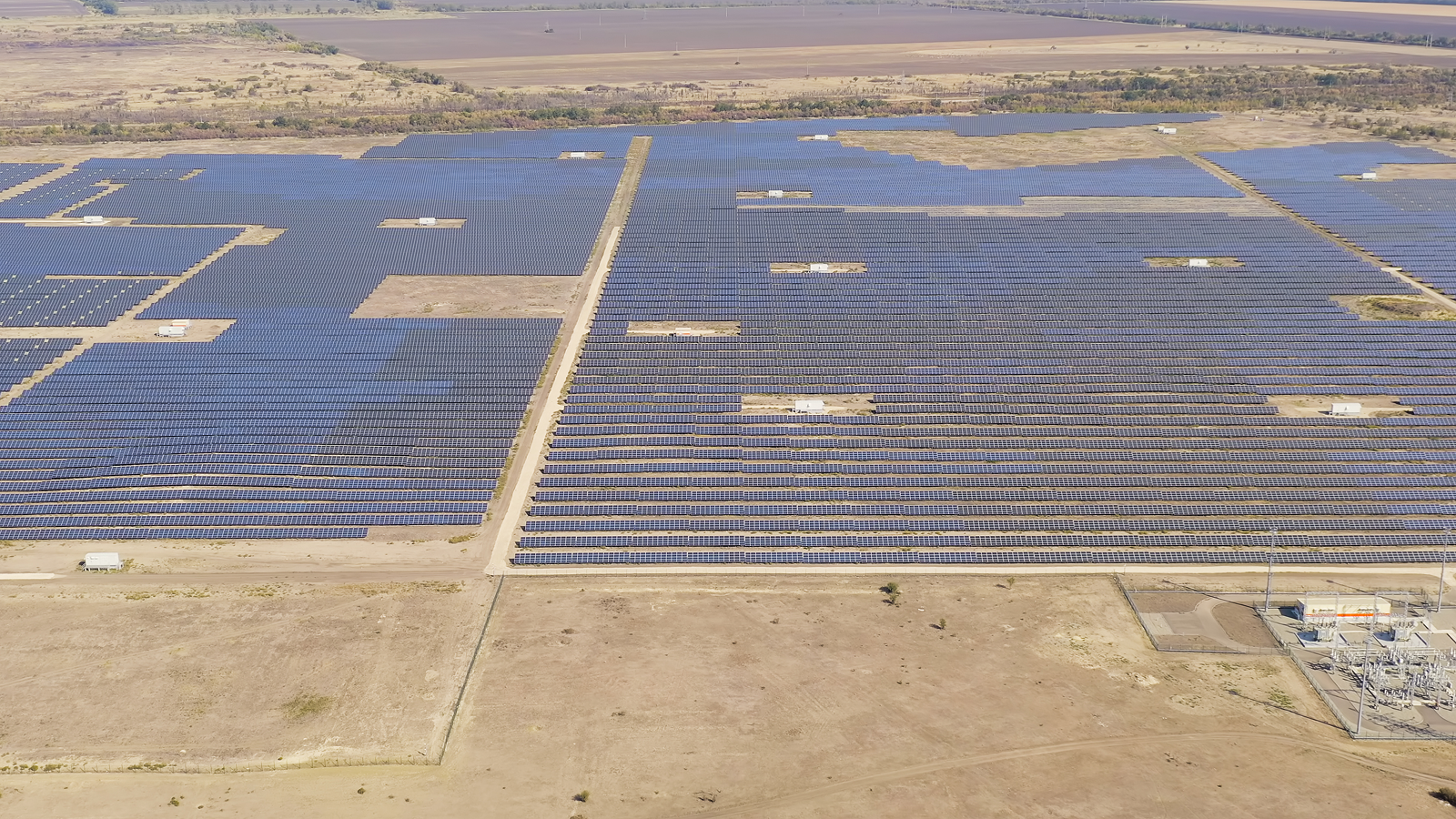 Grossflächiger Solarpark aus der Luft