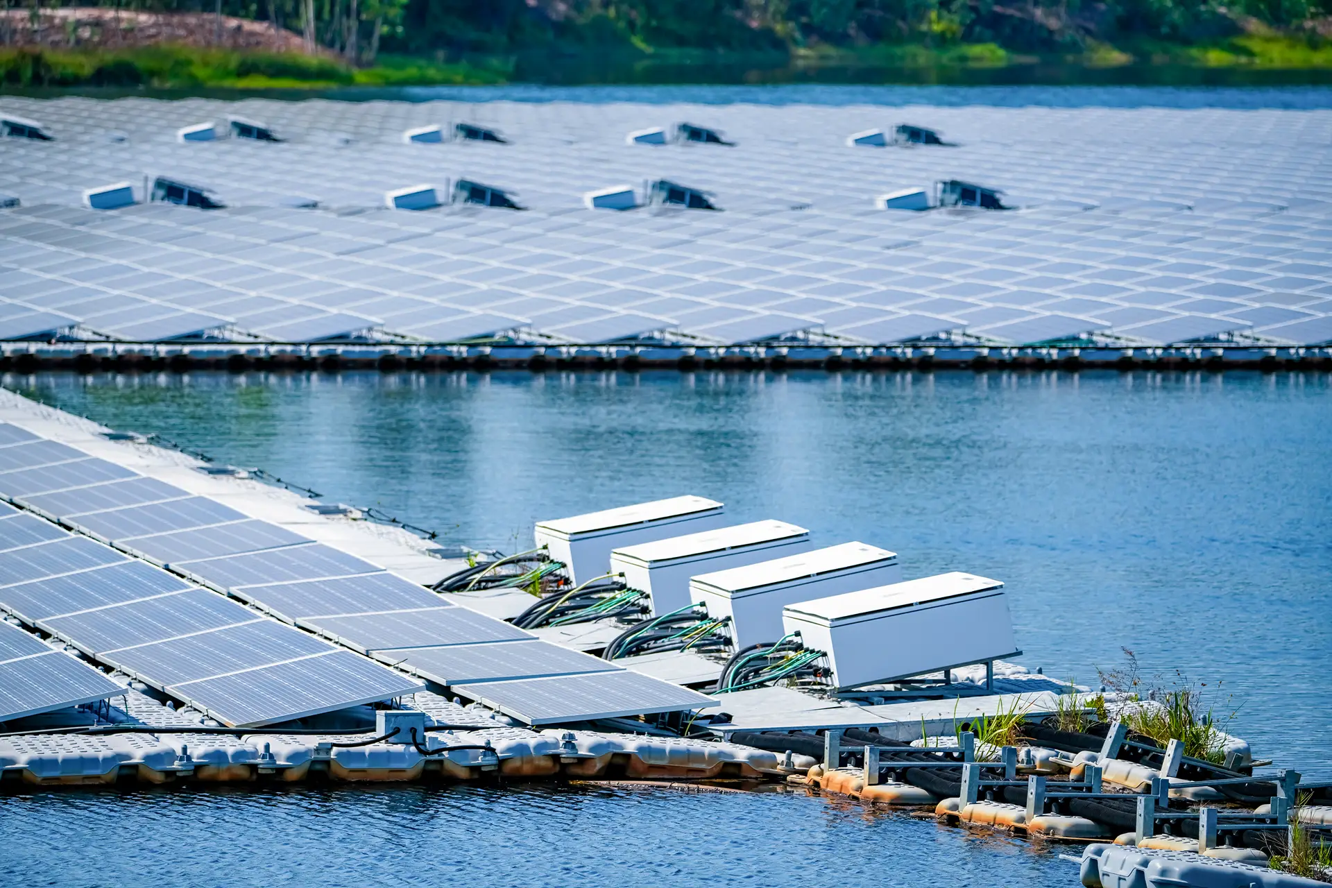 Schwimmende Solaranlage auf einem See